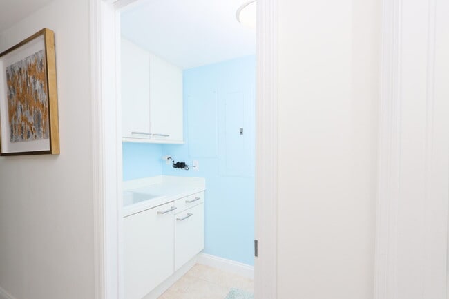 Building Photo - 411 N New River Dr E