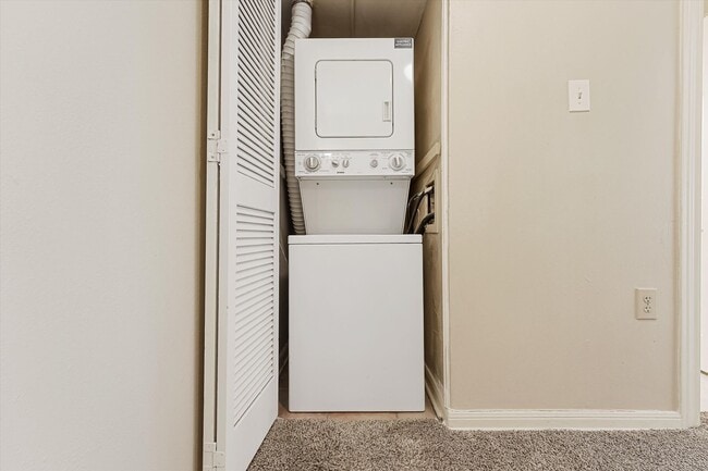 Building Photo - Updated 2-Bed, 2.5-Bath Condo in Sought-Af...