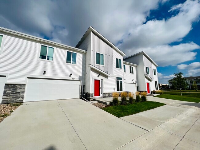 Building Photo - 327 NE Otter Dr