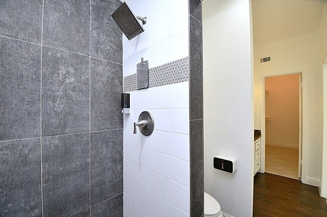 Building Photo - 2203 Briarview Dr