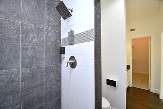 Building Photo - 2203 Briarview Dr