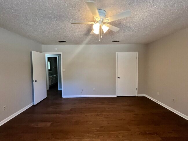 Building Photo - 2406 Ramblewood Ct