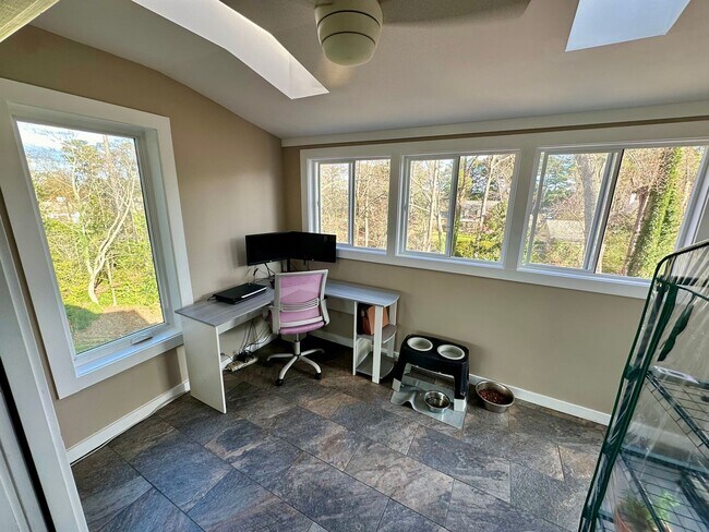 Building Photo - Large 3 Bedroom With Water Views