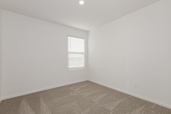 Building Photo - 543 Artemis St