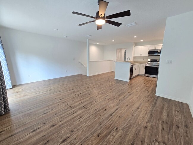 Building Photo - Beautiful 2 bed/ 2 bath Townhome w/ Balcony, Garage & Community Pool