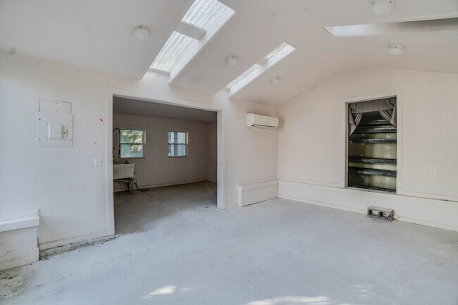 Building Photo - Newly Updated 4/3 in Howell Station w/ Ful...
