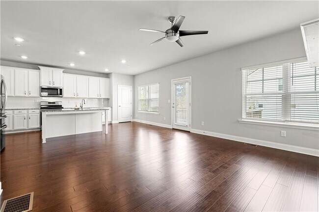 Building Photo - 156 Adams Cir