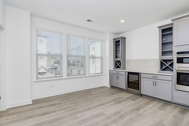 Building Photo - 707 Hoke Ln