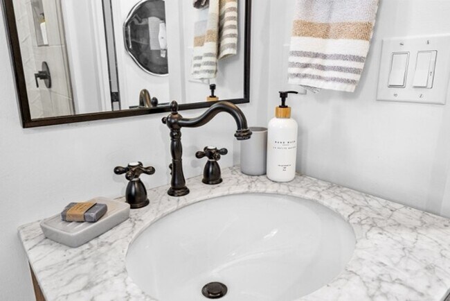 Building Photo - 192 Breakspear Ln