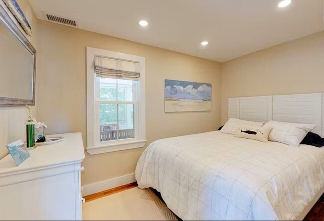 Building Photo - 428 Main St