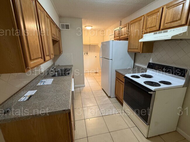 Building Photo - $1100 - 3 bedroom / 1 bathroom - Single Fa...