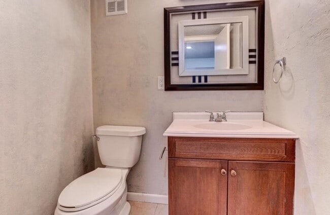 Building Photo - 2BD/1.5BA Townhouse located on the Germantown/Memphis Line!