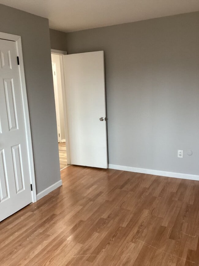 Building Photo - Three bedroom Townhouse  ready to rent