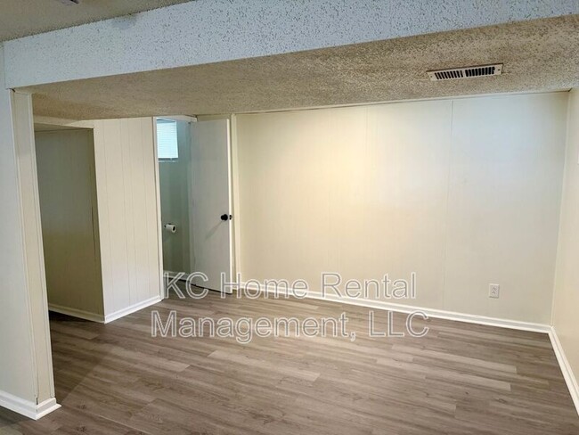 Building Photo - 8412 E 97 Terrace