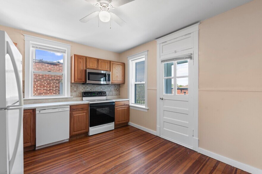 Building Photo - 3925 Dunnica Ave