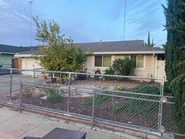 Building Photo - Spacious 3 bed 1 bath plus bonus room! Pet friendly with nice size back yard