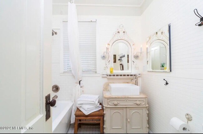 Building Photo - 251 Charlotte St