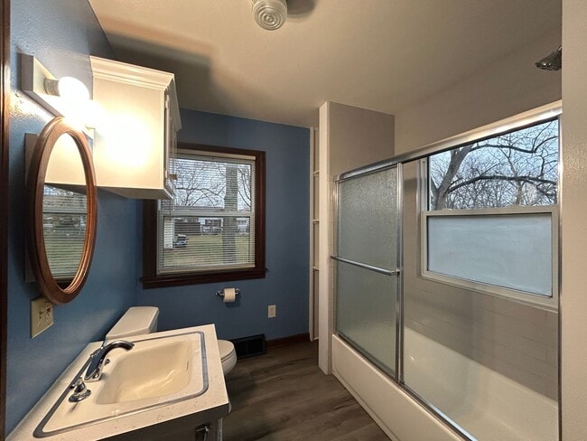 Building Photo - Private 2 bedroom 1 bath bungalow in Davenport