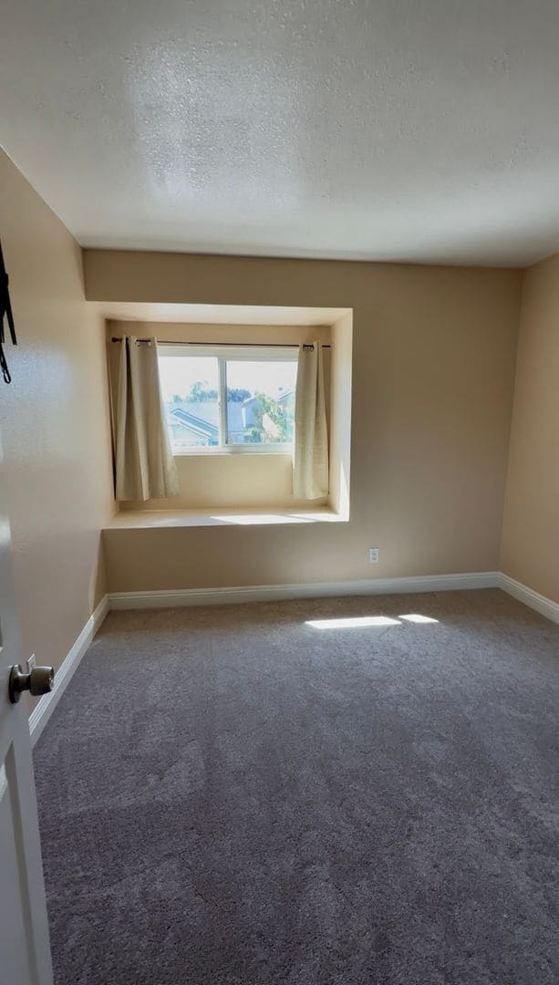 Building Photo - Lovely 3 bed  2 1/2 bath