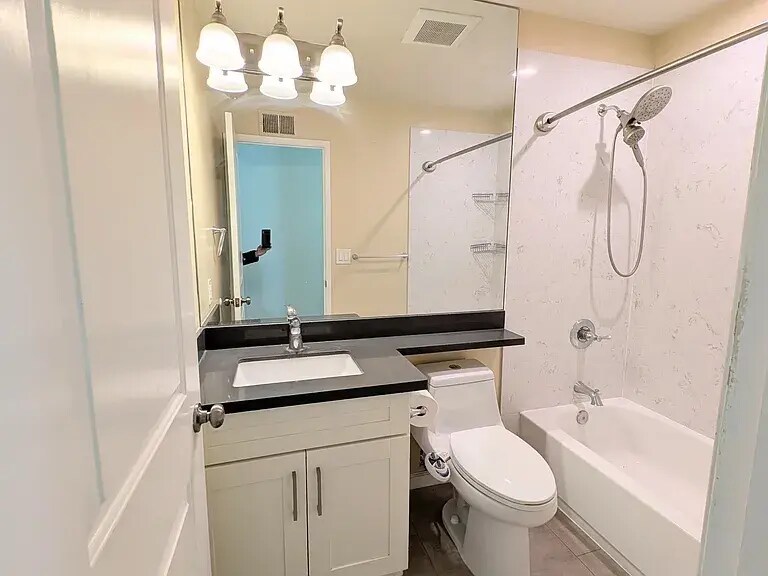 Guest bathroom view 1 - 130 Avenida Espana