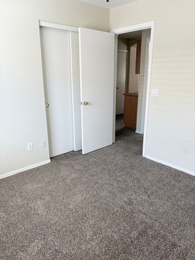 Building Photo - **COZY 3 BEDROOM/2 BTHROOM/2 CAR GARAGE HO...