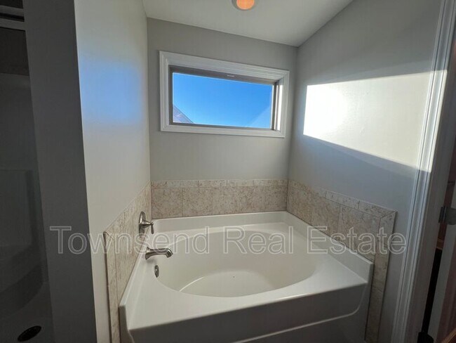 Building Photo - 3233 Northgate Dr