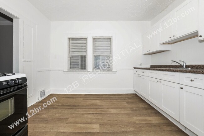 Building Photo - 2-Bedroom Down Unit and Large Kitchen