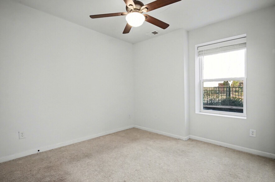 Building Photo - 2037 Statesville Ave