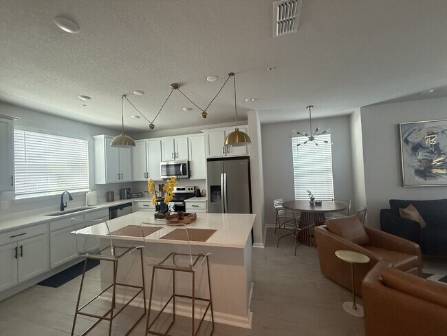Building Photo - Modern 2-Bedroom Townhome with Garage Park...