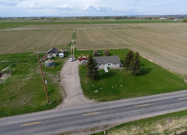 Building Photo - Single Family 2-Bed, 1-Bath country home o...