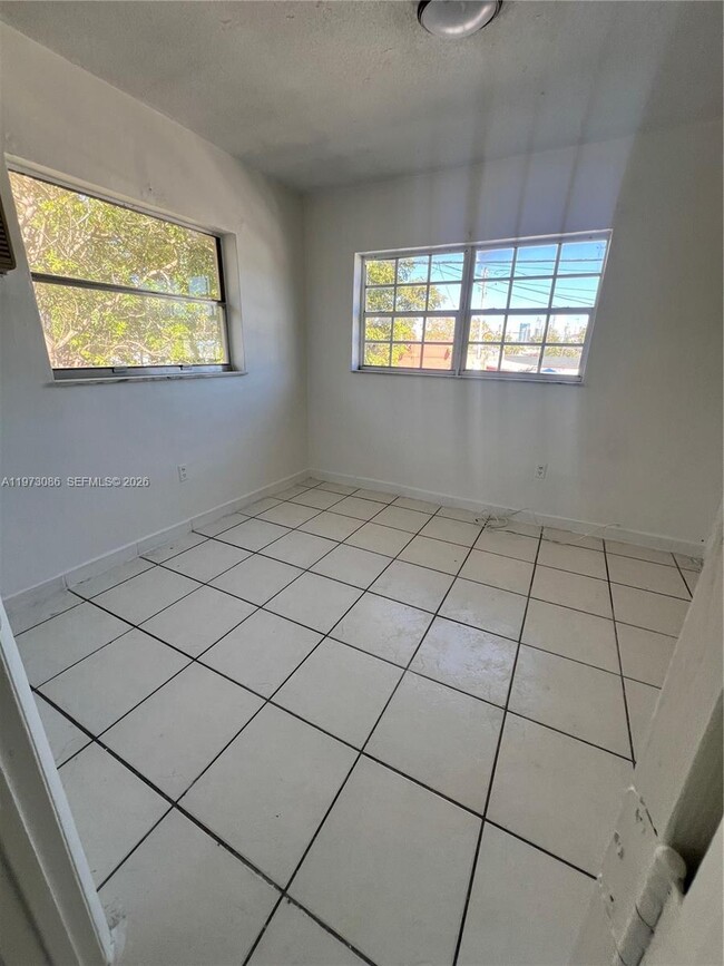 Building Photo - 608 SW 15th Ave