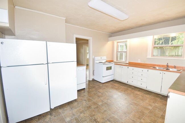 Building Photo - 2334 Augusta St