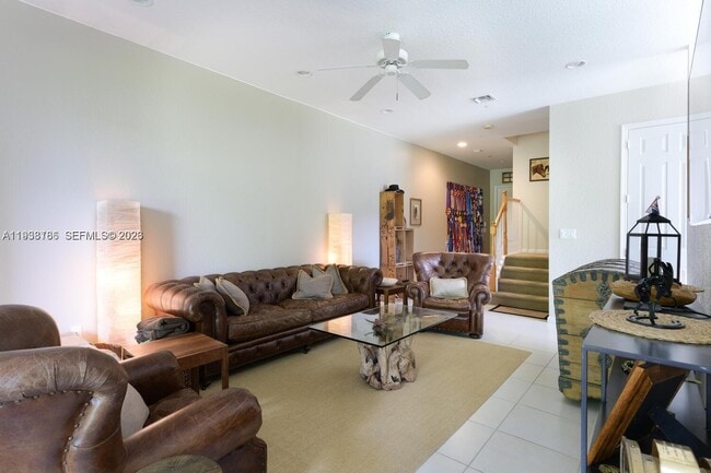 Building Photo - 250 SW Walking Path