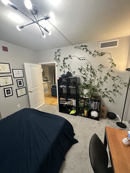 Primary bedroom from far window corner. - 440 L St NW