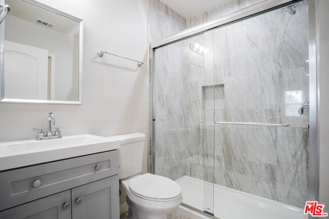 Building Photo - 1131 N Sierra Bonita Ave