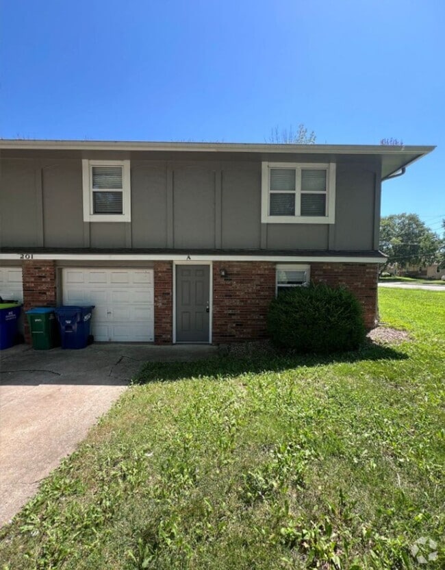Building Photo - Spacious Split Level Duplex in Lee’s Summit!
