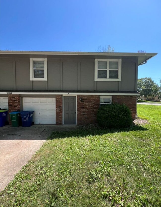 Primary Photo - Spacious Split Level Duplex in Lee’s Summit!