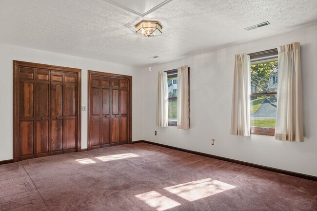 Building Photo - Spacious 5-Bedroom Home in Prestigious Blacksburg Country Club Estates
