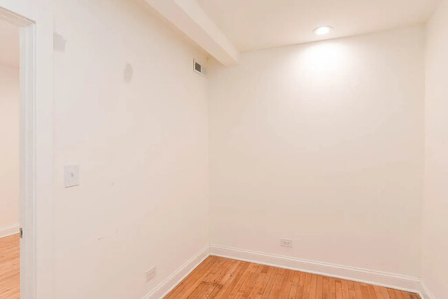 Building Photo - 1851 W Dickens Ave