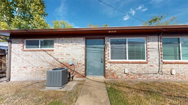 Building Photo - 204 Lynn Dr