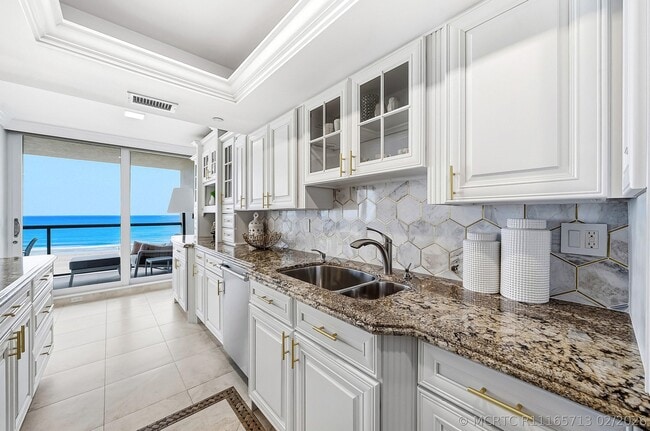 Building Photo - 2727 S Ocean Blvd