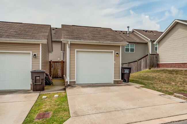 Building Photo - 1431 Riverbrook Dr