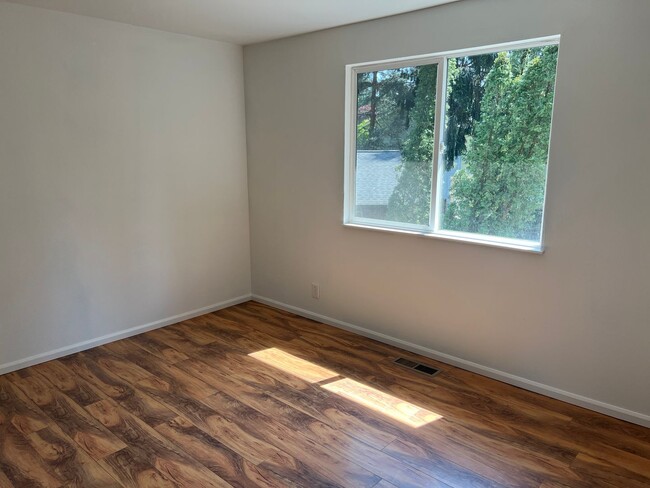 Building Photo - 4bd/2.75ba Bellevue Home