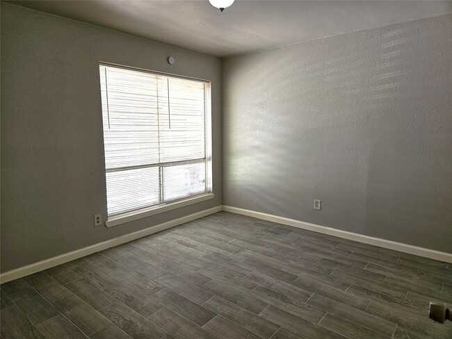 Building Photo - 17135 Hewing Dr