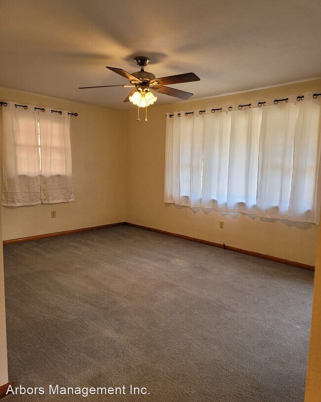 Building Photo - 2 br, 1.5 bath House - 227 Moffat Avenue