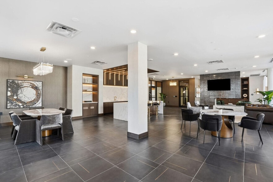 Building Photo - 411 N Akard St