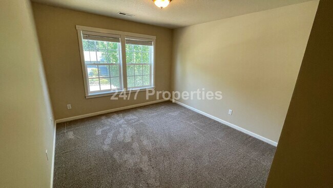 Building Photo - Stunning 4 BD | 2.5 BA Craftsman - Milwaukie