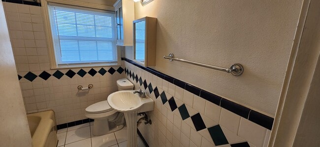 Building Photo - For Rent- Terrell Hills -2bed, 2 bath Home