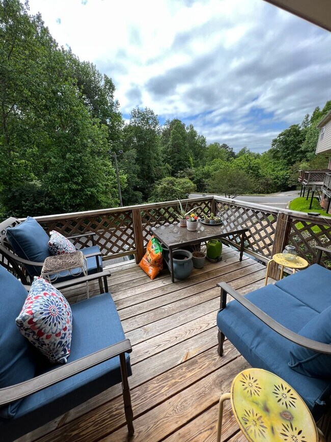 Building Photo - Sleepy Hollow Townhome - Convenient Location and Privacy