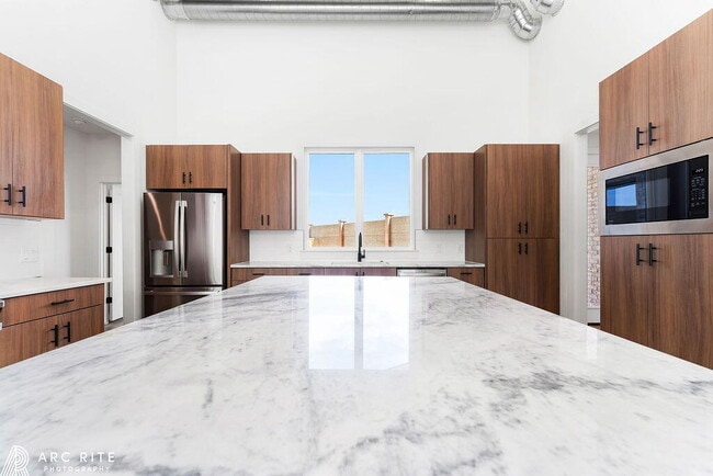 Building Photo - 2303 Toledo Ave